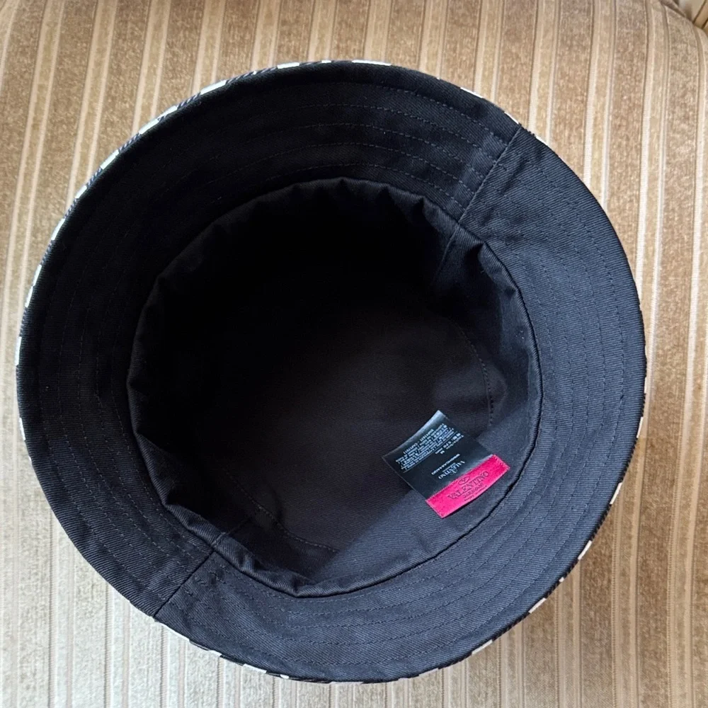 Valentino Garavani Black and White Geometric Hat - Picture 5 of 6
